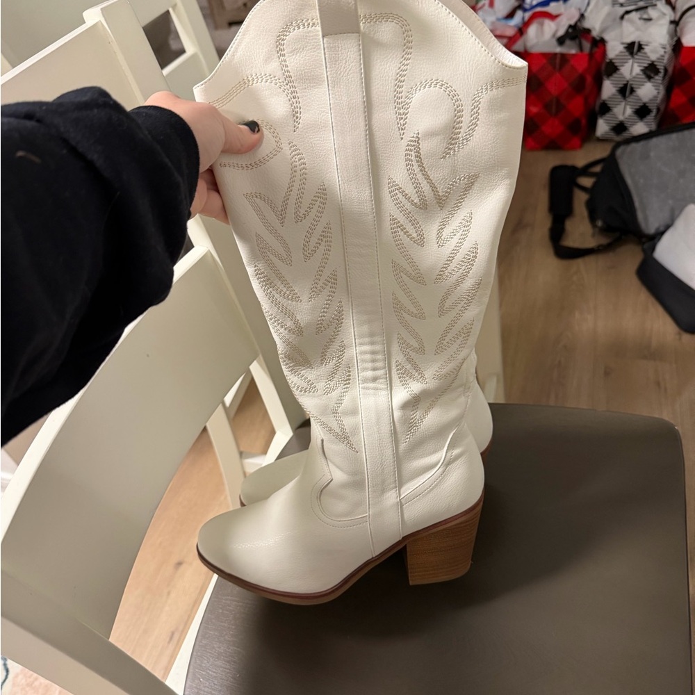ARULA White Western-Style Women's Boots SIZE 8W